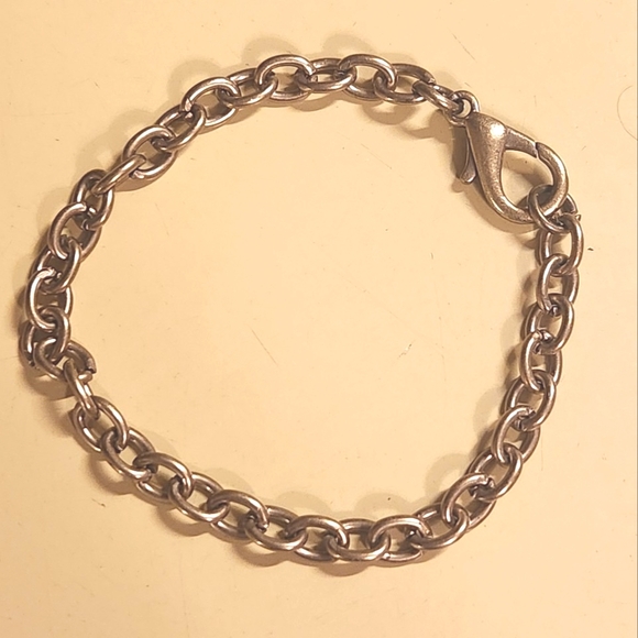 Macy's Set of 8" Double Link Charm Bracelets w/Bonus 8.5" Brass Link Bracelet - Picture 4 of 6